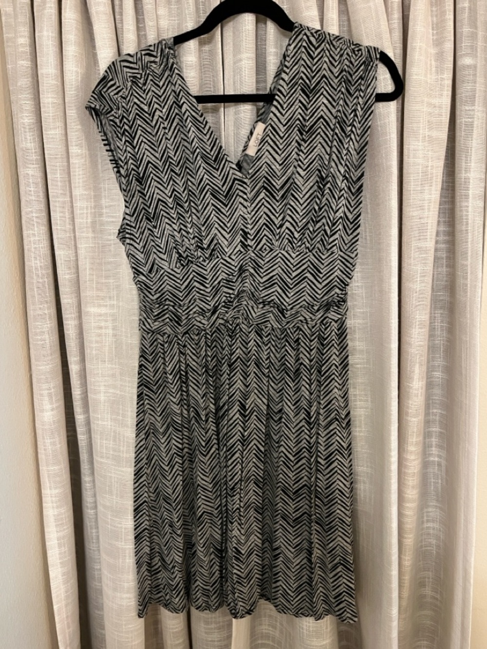 Sleeveless V-Neck Chevron Print Dress in Black and White